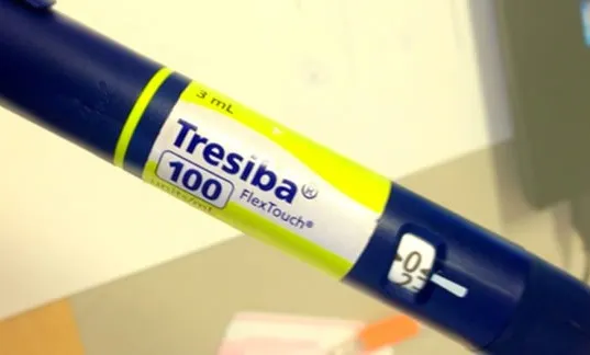 {'en': 'Tresiba insulin that helps control diabetes up to 24 hours', 'es': 'Tresiba la insulina que ayuda a controlar la diabetes hasta 24 horas'} Image