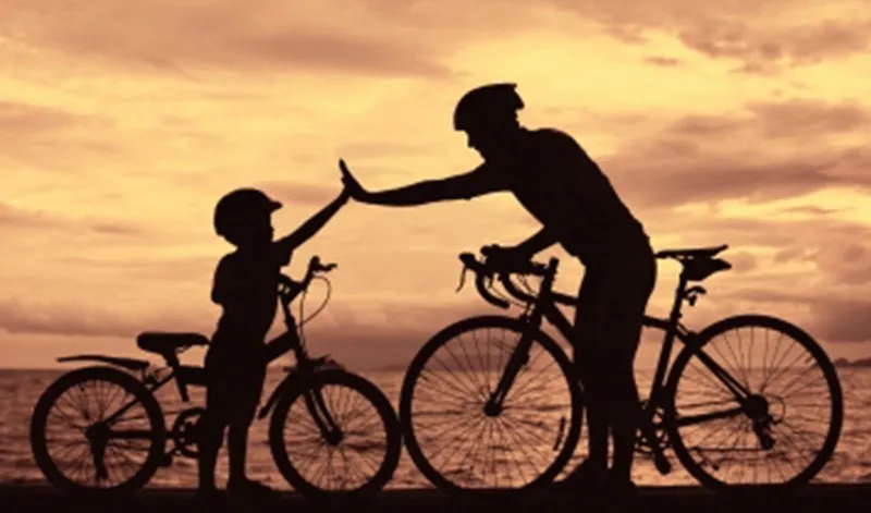 {'en': 'My experience: bicycle walks with my son', 'es': 'Mi experiencia: Paseos en bicicleta con mi hijo'} Image