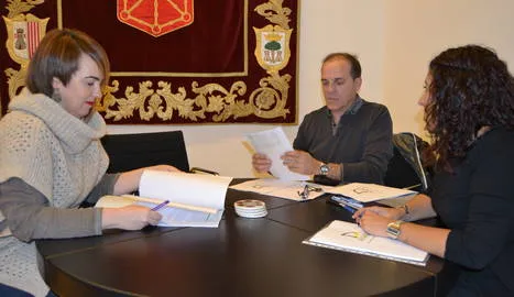 {'en': 'Aznárez receives the Navarra Association of Diabetes', 'es': 'Aznárez recibe a la Asociación Navarra de Diabetes'} Image