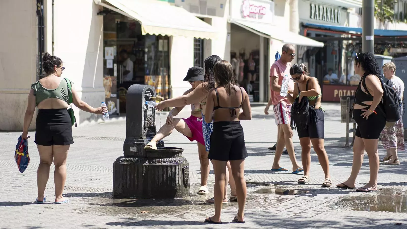 {'en': '¿Que bebeis cuando salis ahora en verano?', 'es': '¿Que bebeis cuando salis ahora en verano?'} Image