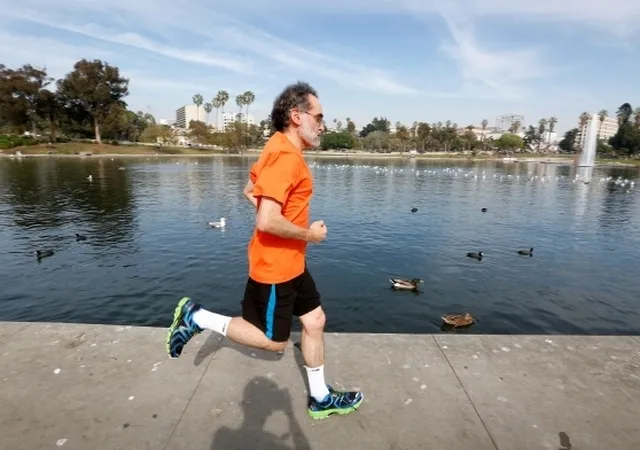 {'en': 'Victor runs against diabetes in the Los Angeles Marathon', 'es': 'Victor corre contra la diabetes en el Maratón de Los Ángeles'} Image