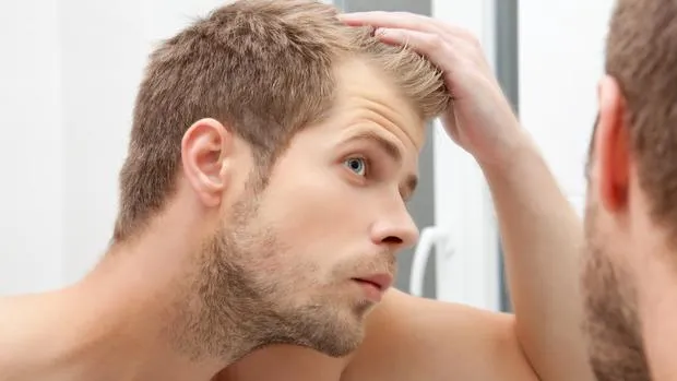 {'en': 'Is hair fall normal?', 'es': '¿Es normal la caída de pelo?'} Image