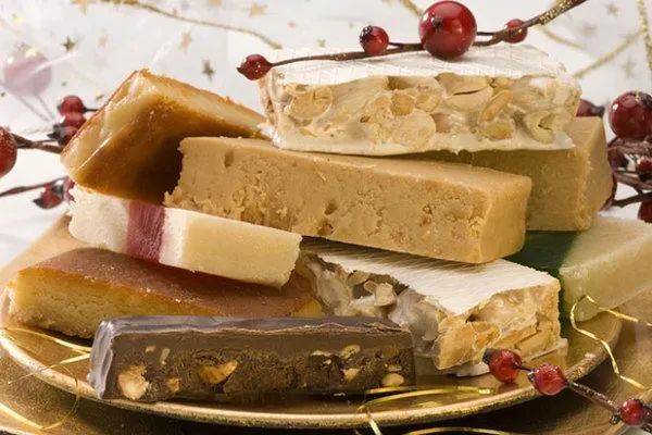 {'en': 'To the nougat', 'es': 'Al turrón'} Image