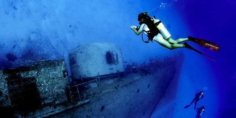 {'en': 'Diving and life on board', 'es': 'Buceo y vida a bordo'} Image