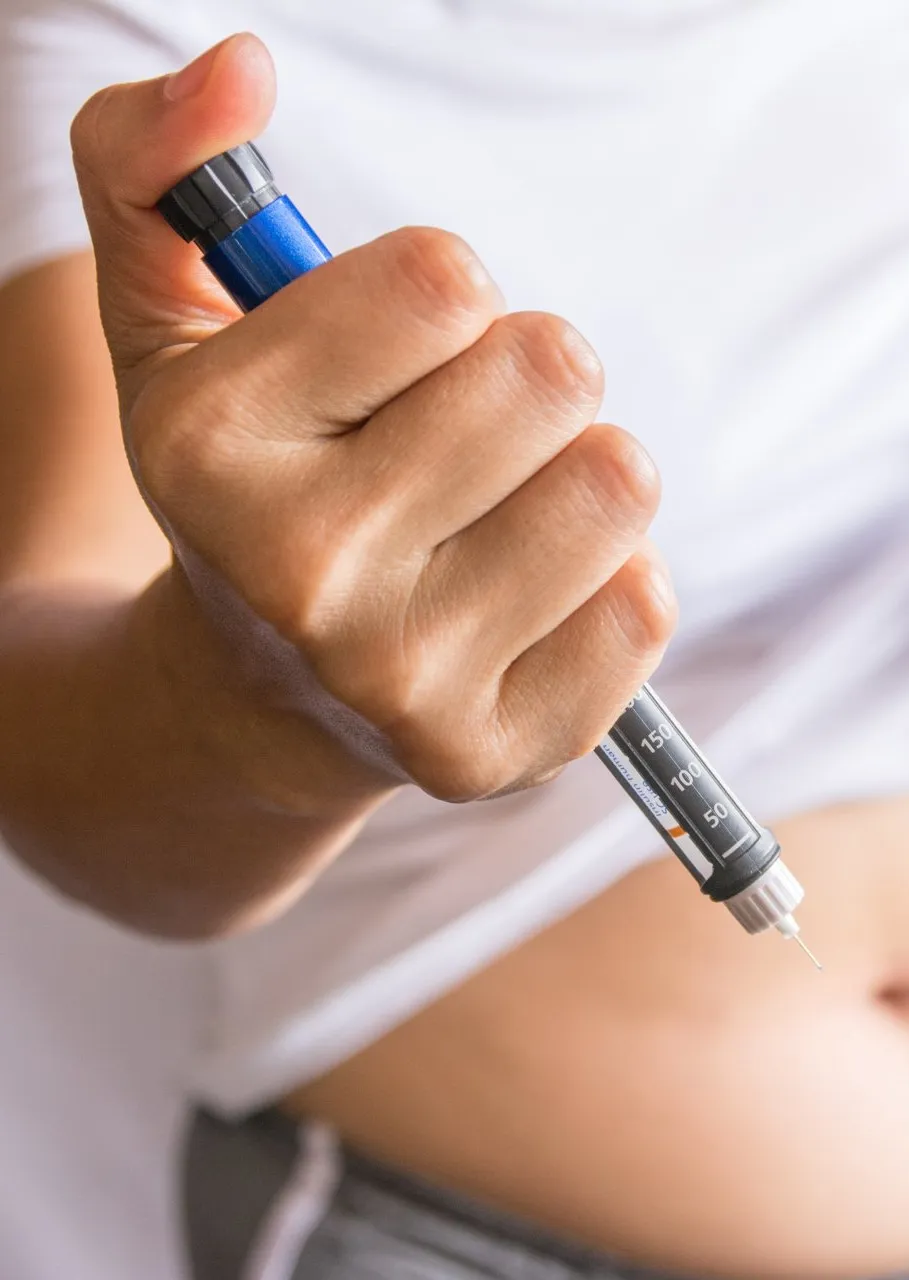 {'en': 'How to inject insulin with one hand', 'es': 'Cómo inyectarse insulina con una sola mano'} Image {'en': 'How to inject insulin with one hand', 'es': 'Cómo inyectarse insulina con una sola mano'} Image