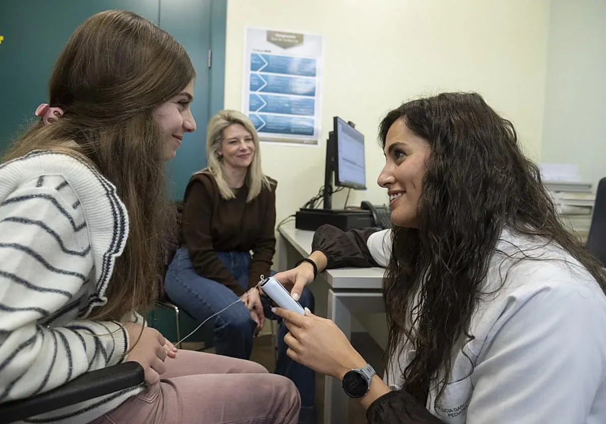 {'en': 'The insulin pump is the best option to avoid hypoglycemia in children with diabetes', 'es': 'La bomba de insulina es la mejor opción para evitar las hipoglucemias en niños con diabetes'} Image