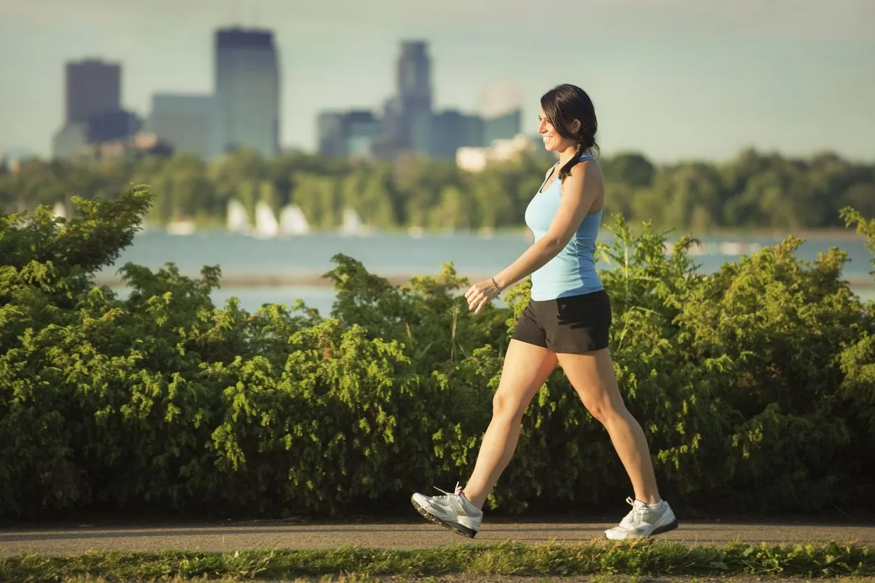 {'en': 'Why walk after eating benefits people with diabetes', 'es': 'Por qué caminar después de comer beneficia a las personas con diabetes'} Image