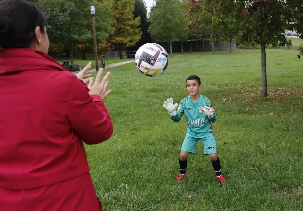 {'en': 'Sergio for a penalty for diabetes', 'es': 'Sergio le para un penalti a la diabetes'} Image