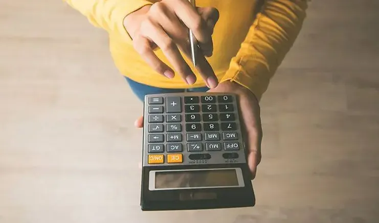 {'en': 'Calculate how many vacation pen', 'es': 'Calcular cuántos bolígrafos para vacaciones'} Image