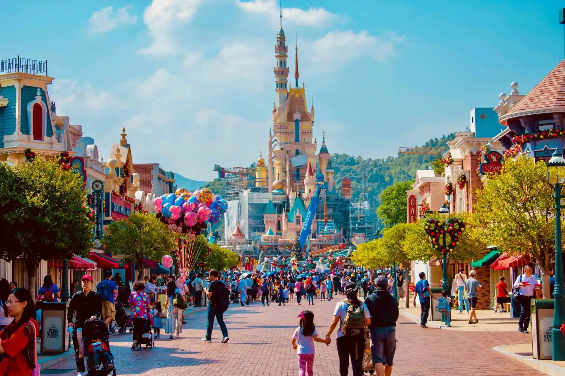 {'en': 'Travel to Disneyland', 'es': 'Viajar a Disneyland'} Image