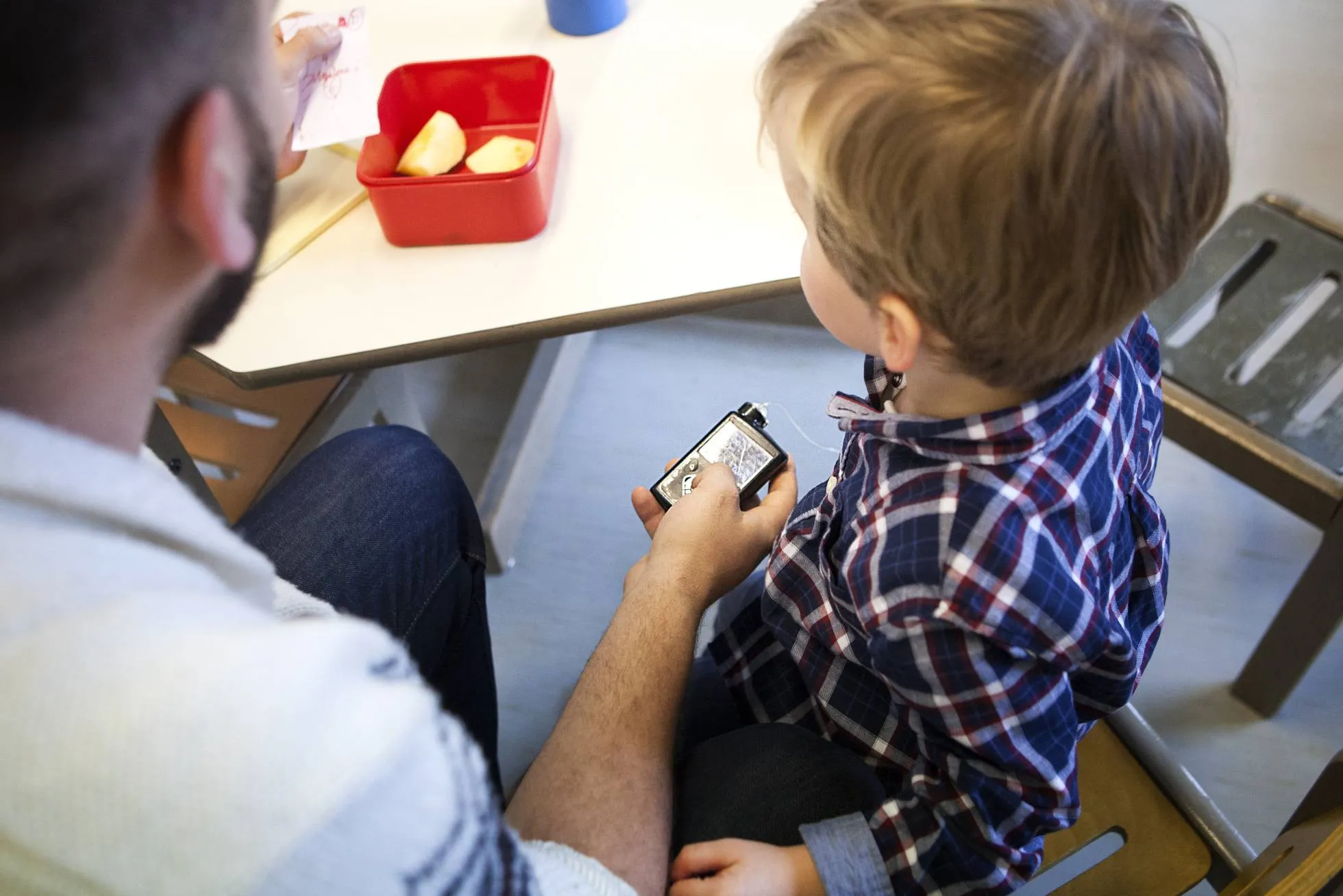 {'en': 'Who serves children with diabetes at school?', 'es': '¿quién atiende a los niños con diabetes en el colegio?'} Image