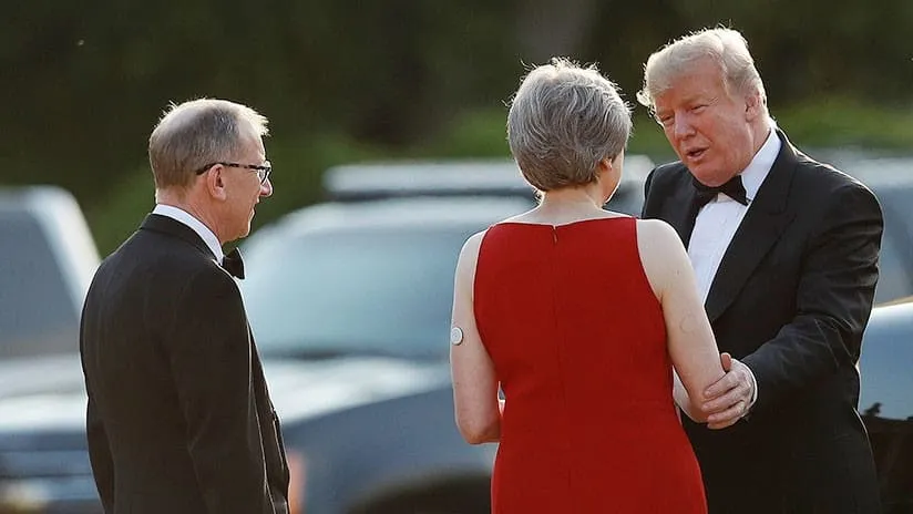 {'en': 'What is that strange device that Theresa May was carrying in the arm?', 'es': '¿Qué es ese dispositivo extraño que portaba Theresa May en el brazo?'} Image