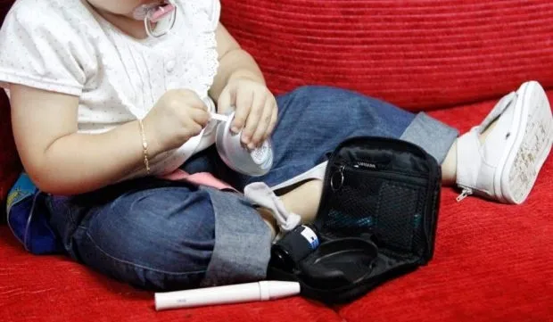 {'en': 'Baby insulin sensor or pump', 'es': 'Sensor o bomba de insulina bebés'} Image