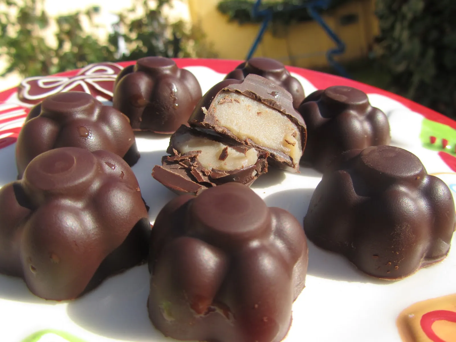 {'en': 'Sugar low nougat chocolates', 'es': 'Bombones de turrón bajos en azúcar'} Image