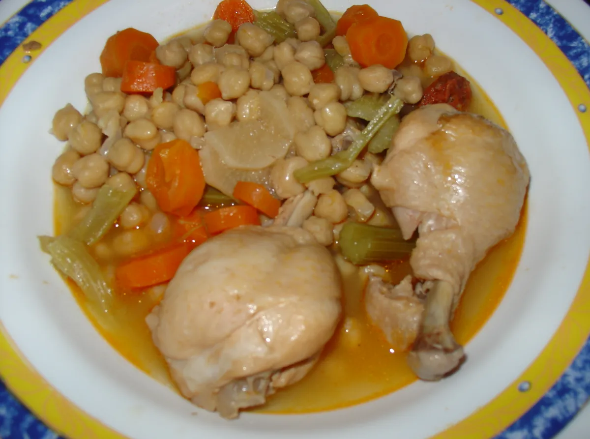 {'en': 'Cooked vegetables with chicken.', 'es': 'Cocido de verduras con pollo.'} Image