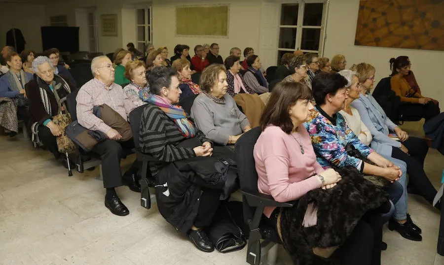 {'en': 'Dr. José Román Carbajal talks about diabetes in health classrooms', 'es': 'El doctor José Román Carbajal charla sobre la diabetes en las Aulas de la Salud'} Image