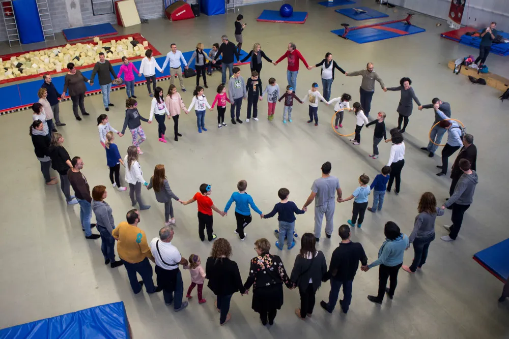 {'en': 'Children with diabetes become heroes through a circus workshop', 'es': 'Niños con diabetes se convierten en héroes a través de un taller de circo'} Image