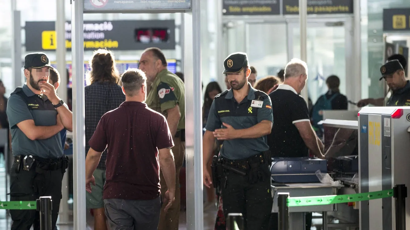 {'en': 'Airplanes and insulin pump, safety control.', 'es': 'Aviones y bomba de insulina, el control de seguridad.'} Image