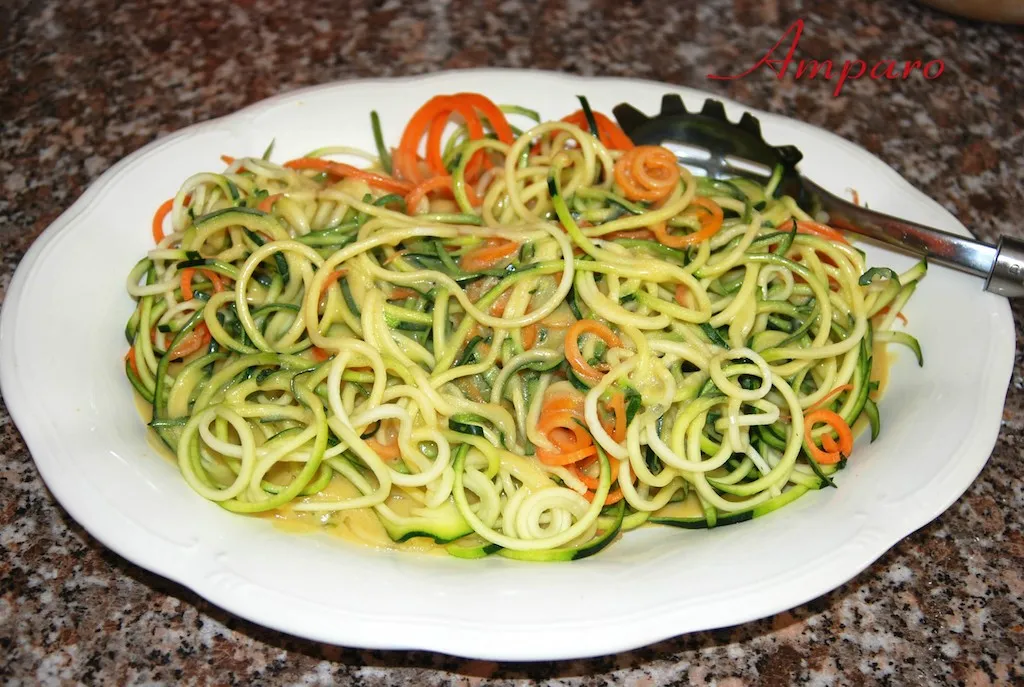 {'en': 'Zucchini spaghetti', 'es': 'Espaguetis de calabacín'} Image