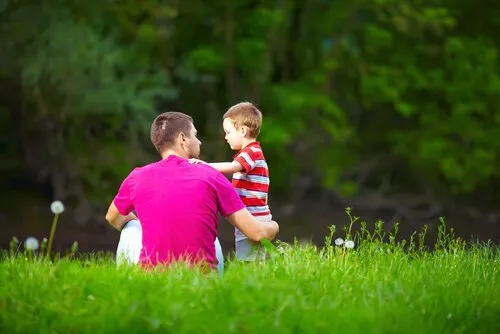 {'en': 'How did they live the diagnosis of their son and how are they today?', 'es': '¿Cómo vivieron el diagnóstico de su hijo y cómo están hoy?'} Image