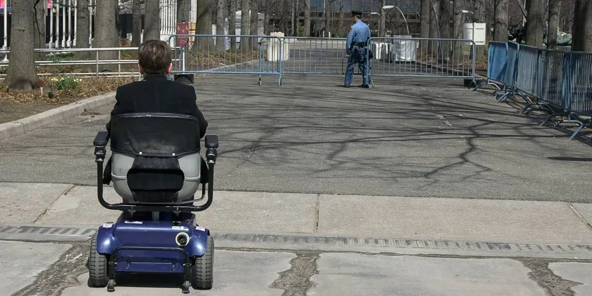 {'en': 'Andrew lost his legs for diabetes, and does not facilitate electric wheelchair (Chile)', 'es': 'Andrew perdió las piernas por la diabetes, y no le facilitan silla de ruedas eléctrica (Chile)'} Image