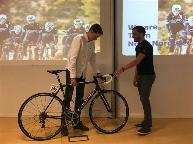 {'en': 'A young Spanish with diabetes wins the Team Novo Nordisk bicycle in his raffle', 'es': 'Un joven español con diabetes gana la bicicleta del Team Novo Nordisk en su sorteo'} Image