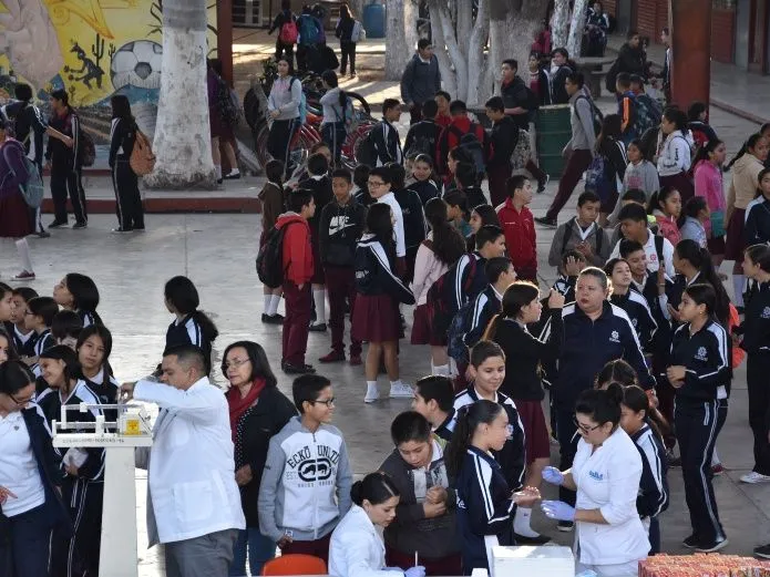 {'en': 'Pilar de Esperanza performs diabetes tests to students', 'es': 'Pilar de Esperanza realiza pruebas de diabetes a alumnos'} Image