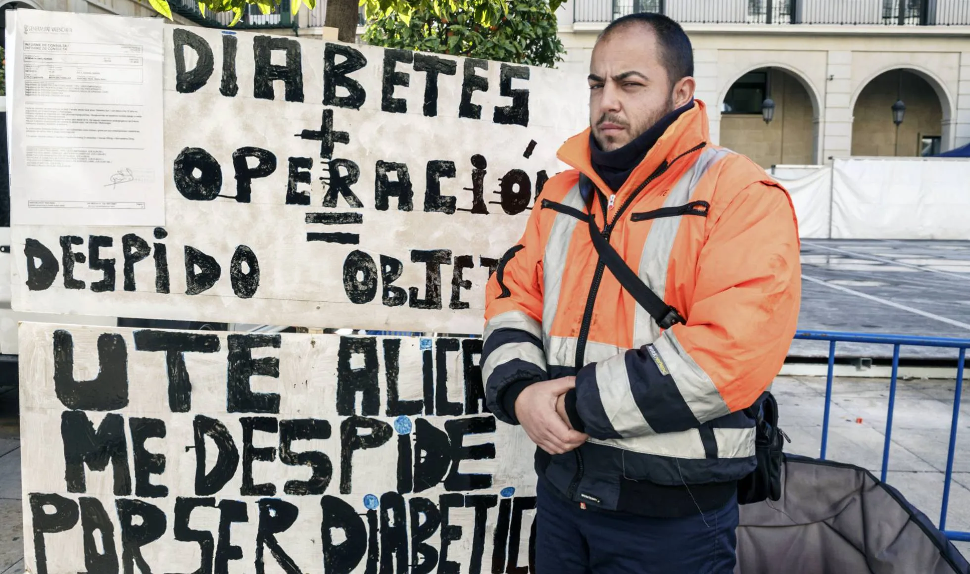 {'en': 'They readmit to the farewell sweeper to take casualties to cure their diabetes', 'es': 'Readmiten al barrendero despedido por coger bajas para curar su diabetes'} Image