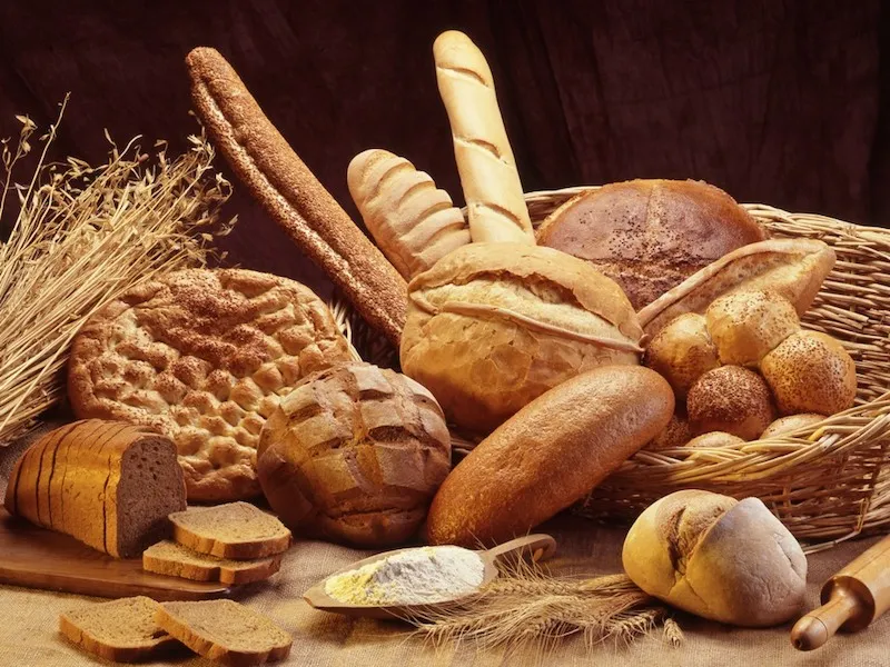 {'en': 'What bread eat?', 'es': 'Que pan coméis?'} Image