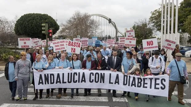 {'en': 'The SAS does not withdraw the needles, thousands of people manifest (Andalusia)', 'es': 'El SAS no retira las agujas, miles de personas se manifiestan (Andalucía)'} Image