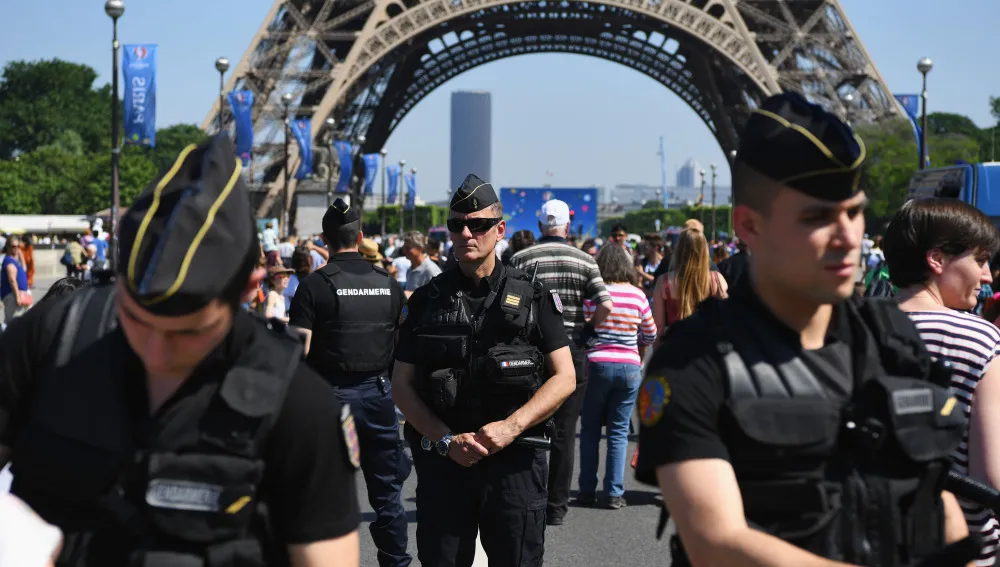 {'en': 'They confuse a diabetic child with a terrorist when visiting the Eiffel Tower', 'es': 'Confunden a un niño diabético con un terrorista al visitar la Torre Eiffel'} Image