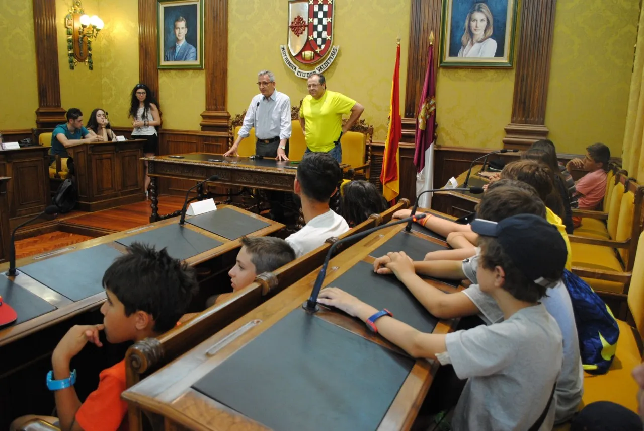 {'en': 'The mayor of Valdepeñas, received young diabetics from the Summer Camp of Guest', 'es': 'El alcalde de Valdepeñas, recibió a jóvenes diabéticos del campamento de verano de ADIVAL'} Image