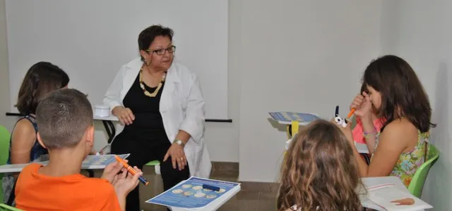 {'en': 'Diabetological nursing of the flat teaches children to inject insulin', 'es': 'Enfermería Diabetológica de La Plana enseña a niños a inyectarse insulina'} Image