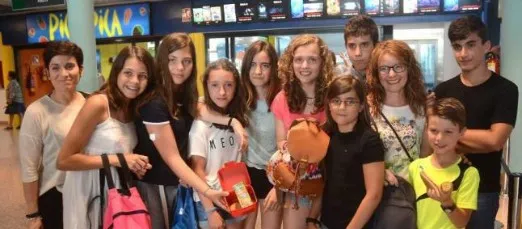 {'en': 'Three Galician cinemas prevent children with diabetes from entering with food and glucometer', 'es': 'Tres cines gallegos impiden a niños con diabetes entrar con comida y glucómetro'} Image