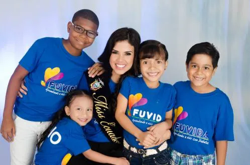 {'en': 'Miss Ecuador starts campaign in favor of children with diabetes', 'es': 'Miss Ecuador inicia campaña a favor de niños con diabetes'} Image